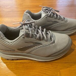 EUC Brooks Addiction Walker Gray and Peach Strips Size 9 Wide (8.5 wide)